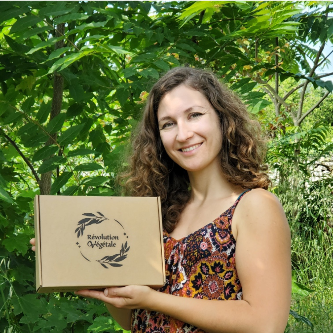 Fondatrice de revolution végétale montrant une box cadeau vegan