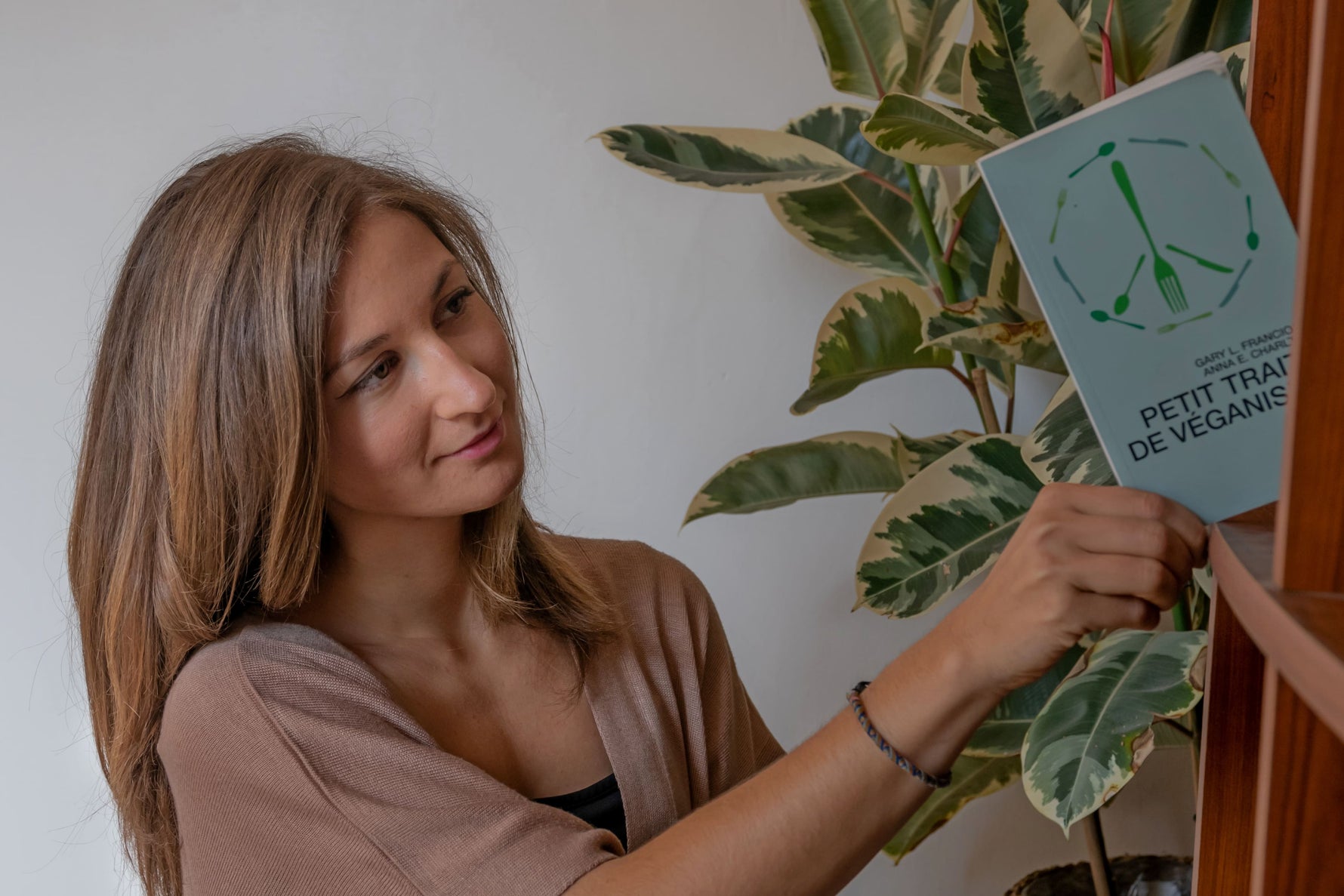 Chloé Marchand en traint de prendre un livre vegan