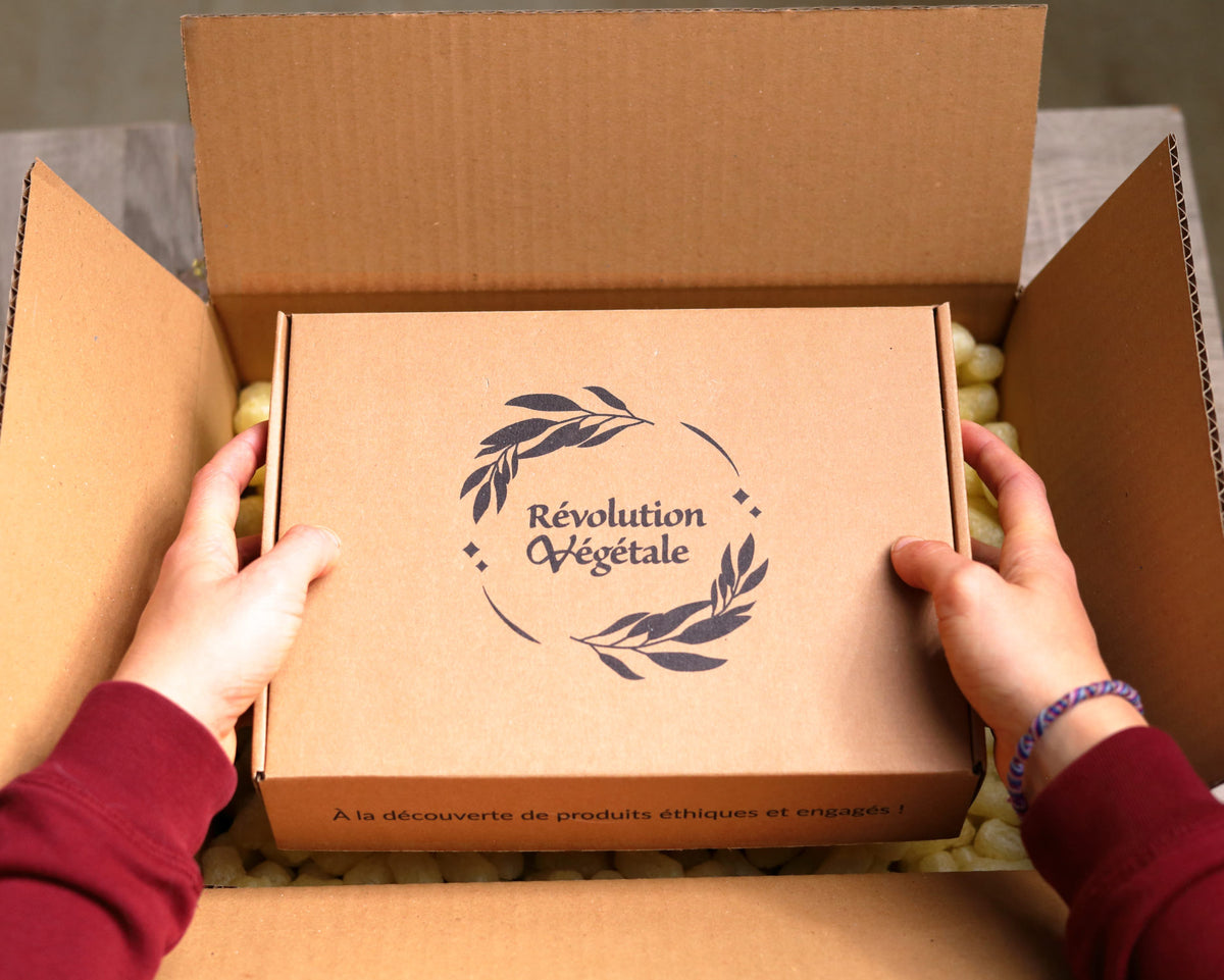 femme sortant d'un colis la box Révolution Végétale