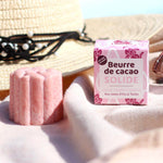 Beurre de cacao Lamazuna de couleur rose posé à coté de son emballage