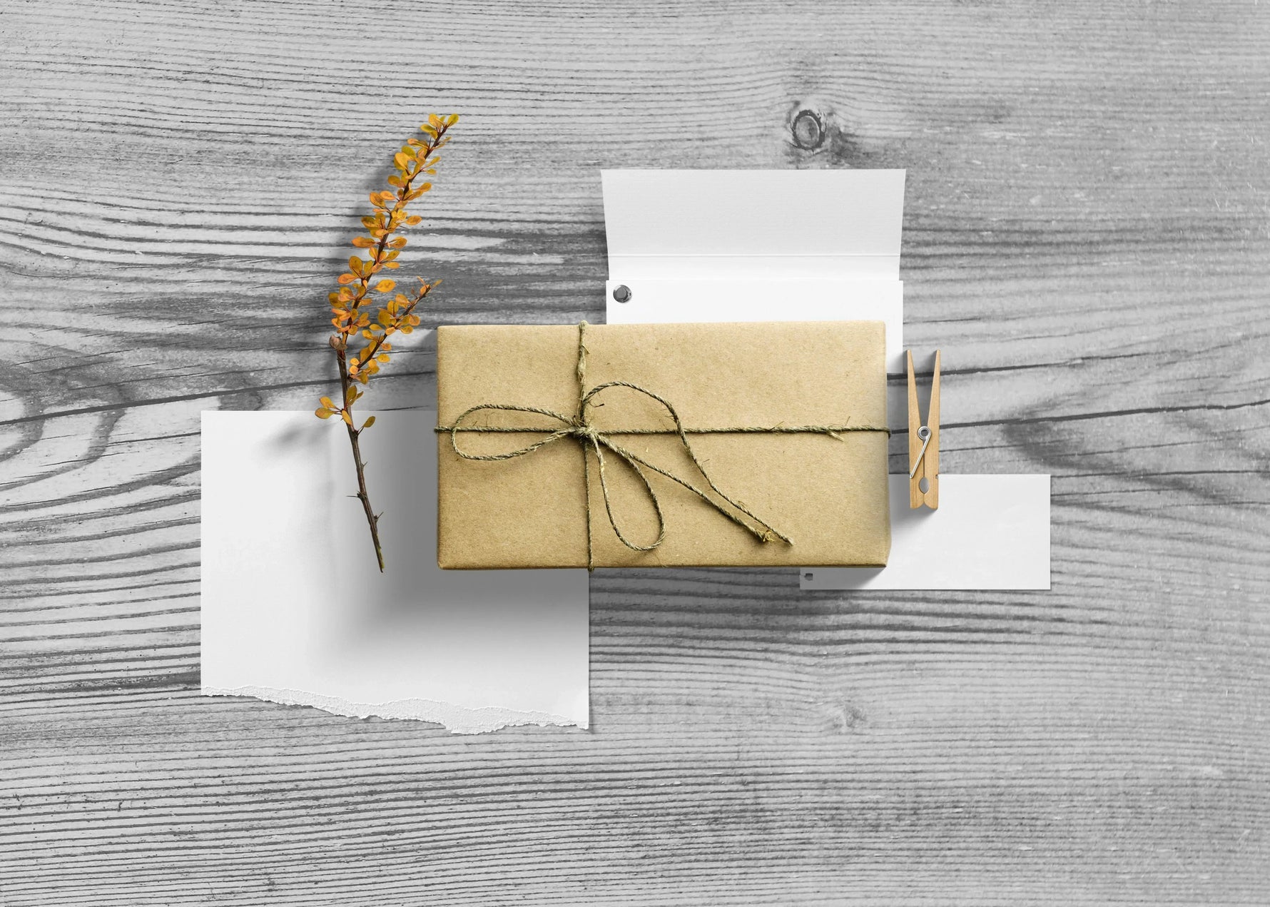 Cadeau dans un emballage en papier kraft