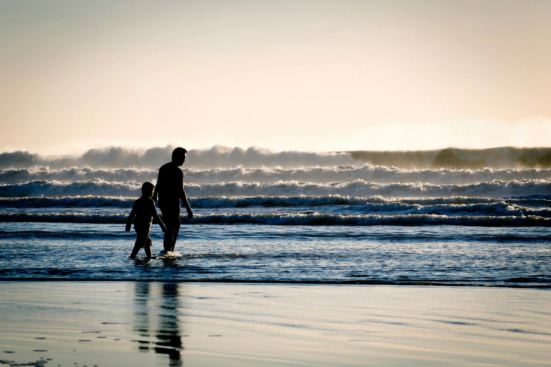Un père et son enfant sur la plage
