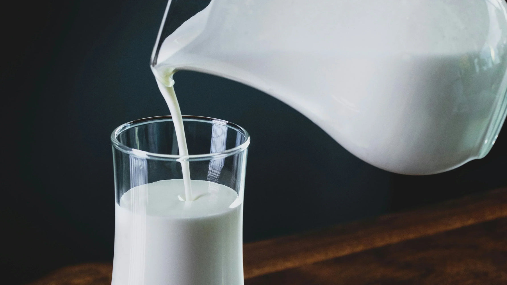 Carafe de lait versé dans un verre