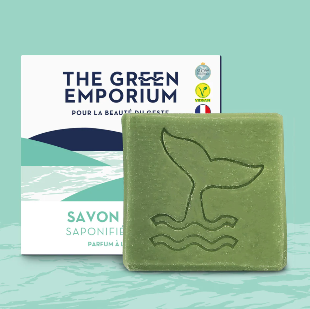 Savon Green Emporium carré et vert, avec une nageoire de baleine gravé sur le savon