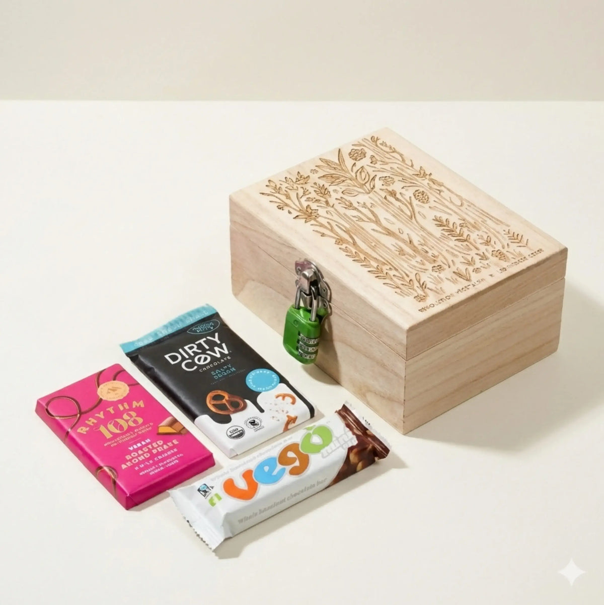 Boite énigme fermée avec un cadenas et 3 chocolats posés devant