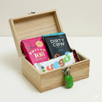 Boite énigme ouverte avec 3 chocolats vegan à l'intérieur